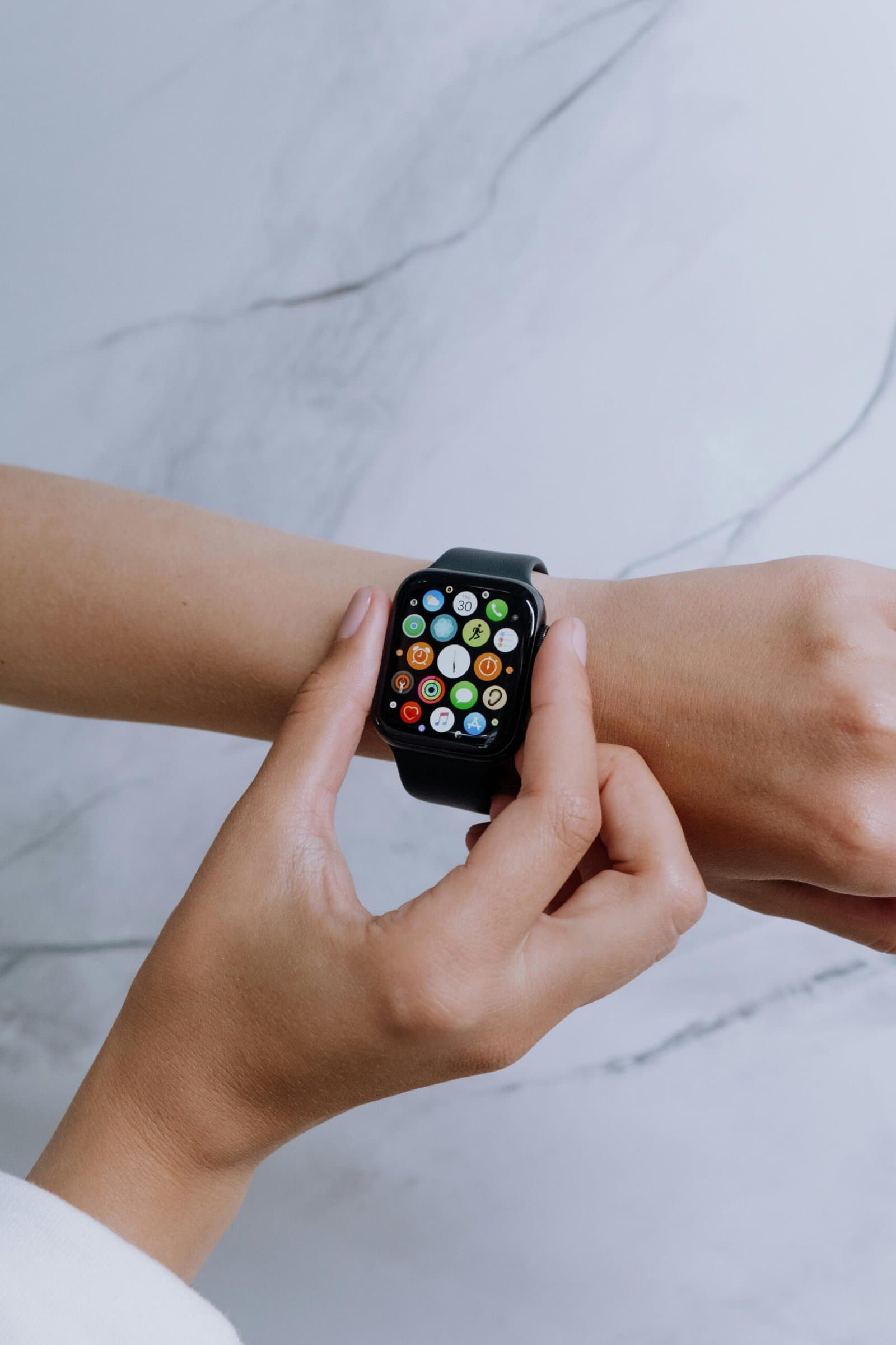 A ascensão dos wearables: como dispositivos vestíveis estão revolucionando saúde e bem-estar
